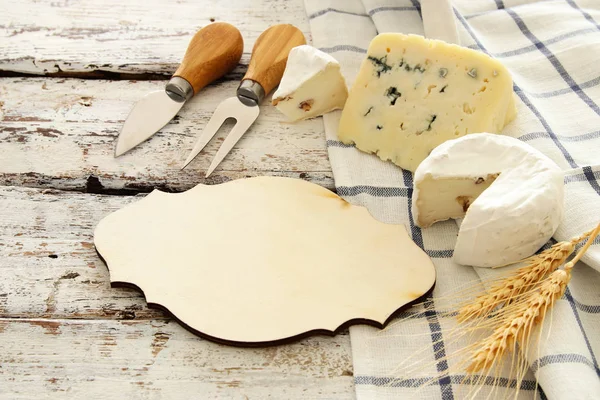 Bild von Milchprodukten über weißen Holzplanken Hintergrund. Symbole des jüdischen Feiertags - shavuot. — Stockfoto