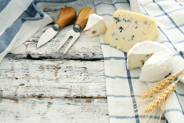 Bild von Milchprodukten über weißen Holzplanken Hintergrund. Symbole des jüdischen Feiertags - shavuot. — Stockfoto