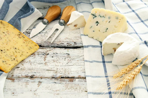 Bild von Milchprodukten über weißen Holzplanken Hintergrund. Symbole des jüdischen Feiertags - shavuot. — Stockfoto