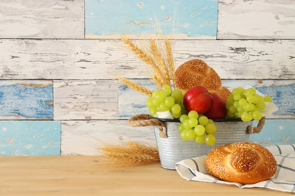 Bild von Früchten im Blechkorb über Holztisch. — Stockfoto