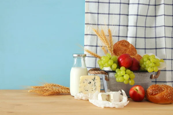 Image de fruits, pain et fromage dans le panier en fer blanc sur une table en bois . — Photo