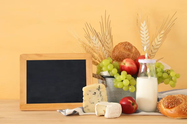 Imagen de frutas, pan y queso en la cesta de lata sobre mesa de madera . — Foto de Stock