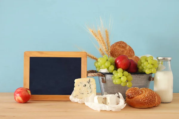 Bilde av frukt, brød og ost i tinnkurven over trebordet . – stockfoto