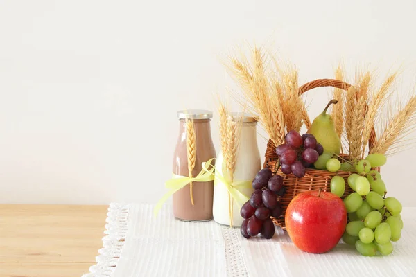 Süt ve meyve ahşap masa üzerinde görüntü. Sembolleri Yahudi tatil - Shavuot. — Stok fotoğraf