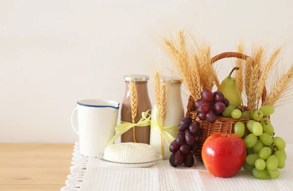 Süt ürünleri ve meyve ahşap masa üzerinde görüntü. Sembolleri Yahudi tatil - Shavuot. — Stok fotoğraf