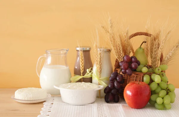 Imagem de produtos lácteos e frutas sobre mesa de madeira. Símbolos de férias judaicas - Shavuot . — Fotografia de Stock