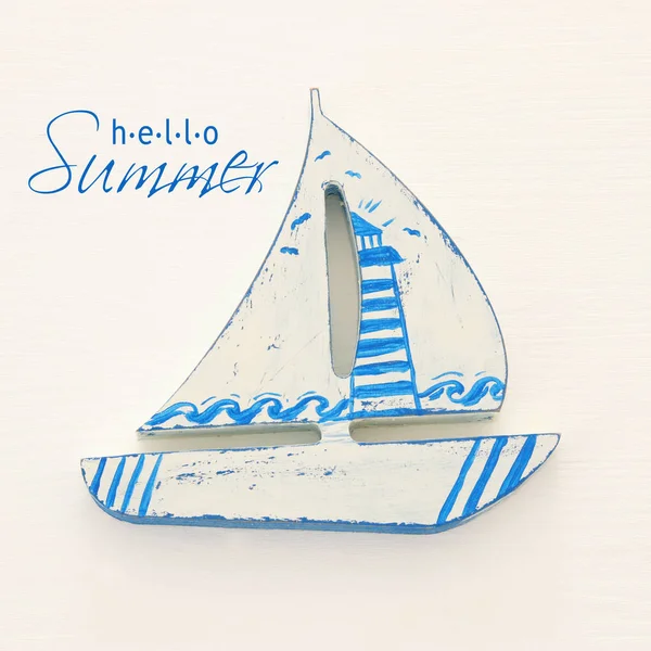 假期和夏天图片与小船在白色木背景. — 图库照片