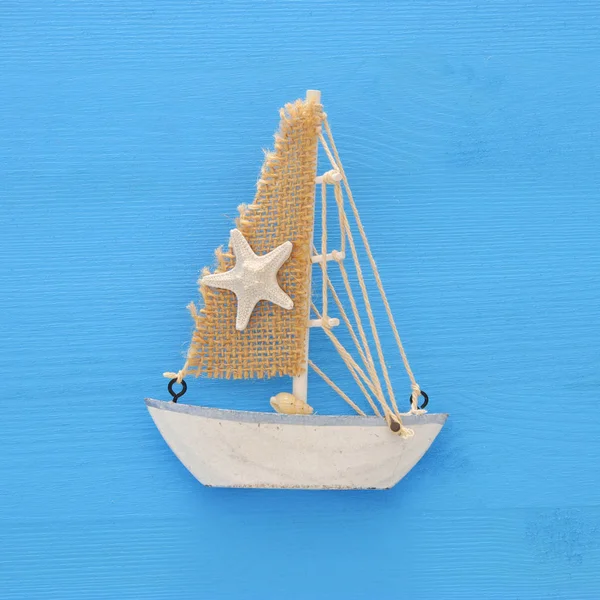 Prázdninové a letní obrázek s lodí nad modré dřevěné pozadí. — Stock fotografie