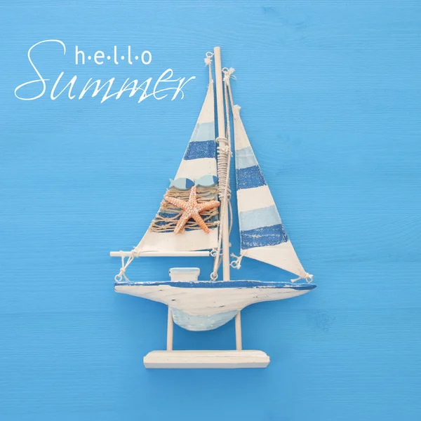 Tatil ve yaz görüntü mavi ahşap arka plan üzerinde tekne ile. — Stok fotoğraf