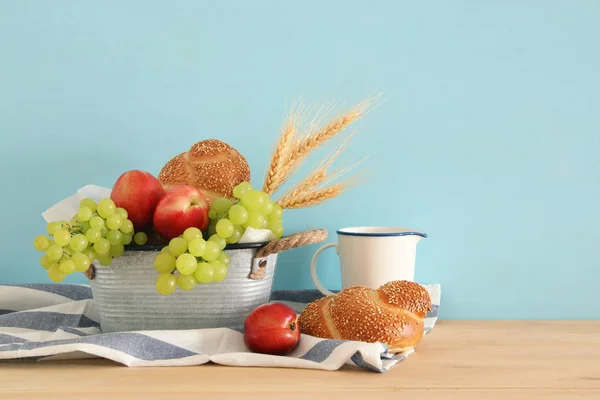 Imagem de frutas, pão e queijo na cesta de lata sobre mesa de madeira . — Fotografia de Stock