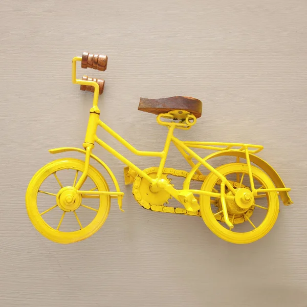 木製の backgro にヴィンテージの金属黄色い自転車グッズのトップ ビュー — ストック写真