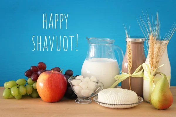 Afbeelding van melkproducten en fruit over houten tafel. Symbolen van Joodse vakantie - Sjavoeot (Wekenfeest). — Stockfoto