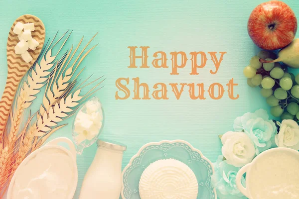 Imagem de vista superior de produtos lácteos e frutas sobre fundo de madeira. Símbolos de férias judaicas - Shavuot . — Fotografia de Stock