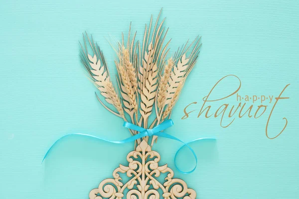 Верхний вид украшения пшеницы на мятном фоне. Символы еврейского праздника - Шавуот . — стоковое фото