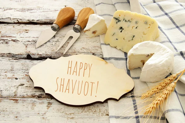 Bild von Milchprodukten über weißen Holzplanken Hintergrund. Symbole des jüdischen Feiertags - shavuot. — Stockfoto