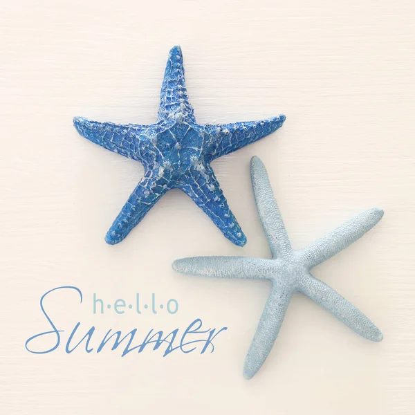 Férias e imagem de verão com estrela do mar sobre fundo de madeira . — Fotografia de Stock