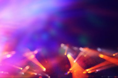 Glitter vintage ışıklar arka plan. Altın, mavi, mor ve siyah. de-odaklı.