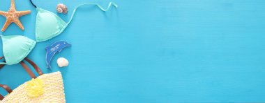 tatil ve yaz afiş deniz yaşam tarzı nesneleri ve ahşap arka plan üzerinde bikini ile.