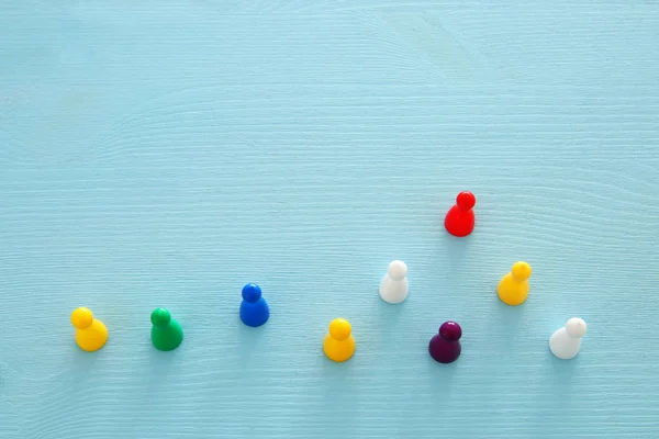 Imagen de figuras de juegos de colores sobre mesa de madera, recurso humano —  Fotos de Stock