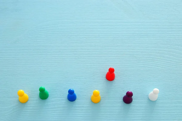 Imagem de figuras de jogo coloridas sobre mesa de madeira, recursos humanos e conceito de gestão . — Fotografia de Stock