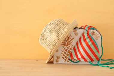 Deniz, tatil ve seyahat görüntü ile deniz yaşam tarzı nesnelerin üzerine ahşap masa.