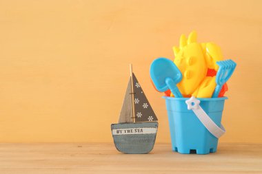tatil ve yaz afiş ile deniz yaşam tarzı nesneleri ve plaj oyuncakları çocuk için.