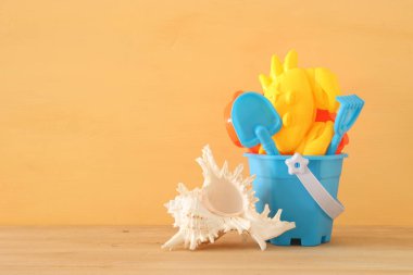 tatil ve yaz afiş ile deniz yaşam tarzı nesneleri ve plaj oyuncakları çocuk için.