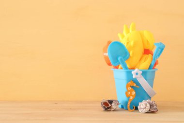 tatil ve yaz afiş ile deniz yaşam tarzı nesneleri ve plaj oyuncakları çocuk için.