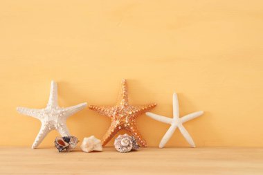 Deniz, tatil ve seyahat görüntü ile deniz yaşam tarzı nesnelerin üzerine ahşap masa.