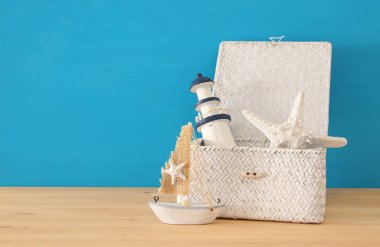 Deniz, tatil ve seyahat görüntü ile deniz yaşam tarzı nesnelerin üzerine ahşap masa.