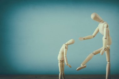 şiddet cincept. üzgün ahşap kukla.