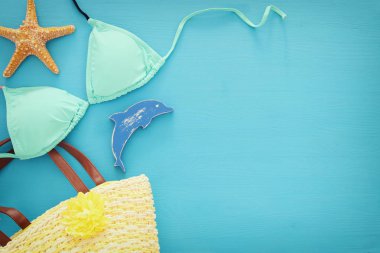 tatil ve yaz görüntü deniz yaşam tarzı nesneleri ve mavi ahşap arka plan üzerine nane bikini ile.