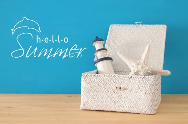 Deniz, tatil ve seyahat görüntü ile deniz yaşam tarzı nesnelerin üzerine ahşap masa.