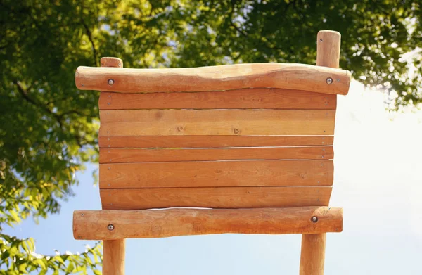 Bilden av trä skylt framför träd i skogen. — Stockfoto