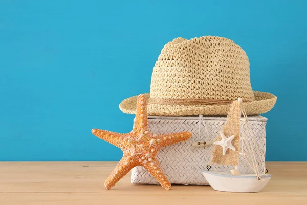 Nautical, vacation and travel image with sea life style objects over wooden table. — Stock Photo, Image