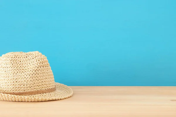 Chapéu Fedora sobre mesa de madeira . — Fotografia de Stock