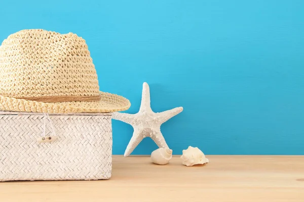 Nautical, vacation and travel image with sea life style objects over wooden table. — Stock Photo, Image