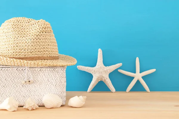 Nautical, vacation and travel image with sea life style objects over wooden table. — Stock Photo, Image