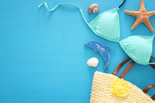 Imagen de vacaciones y verano con objetos de estilo de vida marina y bikini de menta sobre fondo de madera azul . — Foto de Stock