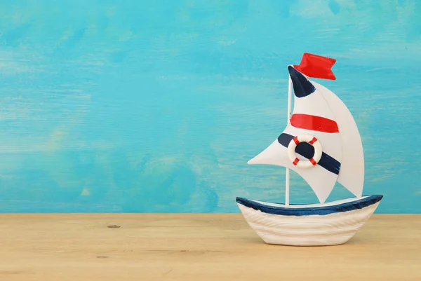 Отдых и летнее изображение с лодкой над деревянным столом . — стоковое фото