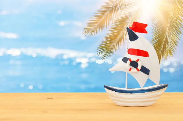 Urlaubs Und Sommerbild Mit Boot Über Holztisch Und Meereslandschaft — Stockfoto