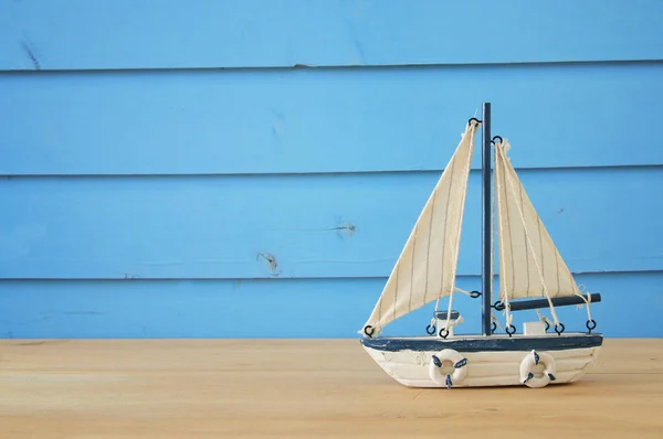 假期和夏天图片与小船在蓝色木木板背景. — 图库照片