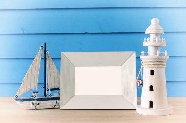 Ahşap masa deniz yaşam tarzı nesnelerle deniz kavramı. Fotoğraf montajı için.