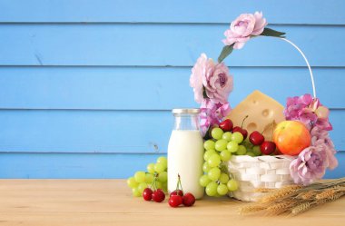 görüntü meyve ve ahşap masa üzerinde çiçekli dekoratif sepet beyaz peynir. Sembolleri Yahudi tatil - Shavuot.