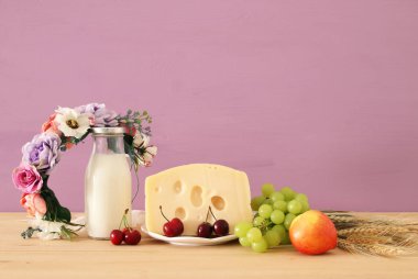 görüntü meyve ve ahşap masa üzerinde çiçekli dekoratif sepet beyaz peynir. Sembolleri Yahudi tatil - Shavuot.