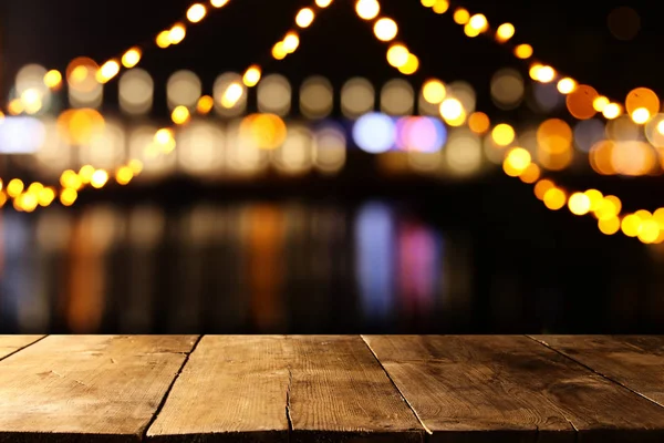 Bilden av träbord framför abstrakta suddig restaurang ljus bakgrund. — Stockfoto