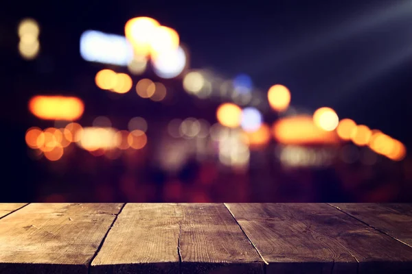 Image de table en bois devant le fond abstrait flou des lumières du restaurant . — Photo