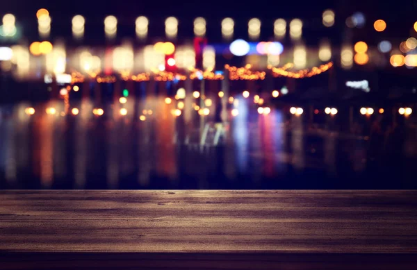 Imagen de mesa de madera frente a abstracto borroso restaurante luces fondo . —  Fotos de Stock