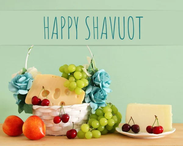 Görüntü meyve ve ahşap masa üzerinde çiçekli dekoratif sepet beyaz peynir. Sembolleri Yahudi tatil - Shavuot. — Stok fotoğraf