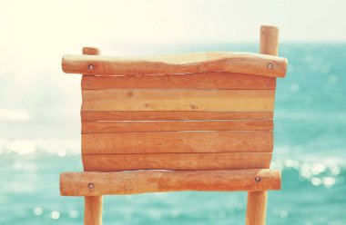 tropikal deniz manzara önündeki ahşap işareti görüntüsü.